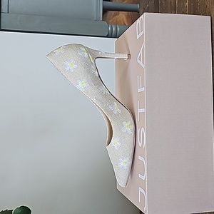 NWT Khloy Pump/Natural Daisy Floral